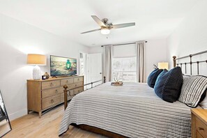 4 Schlafzimmer, Schreibtisch, Bügeleisen/Bügelbrett, Reisekinderbett