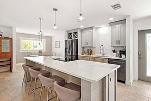 ثلاجة، ميكروويف، فرن، موقد طهي مسطح