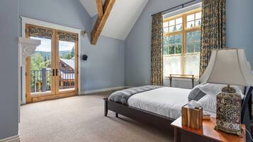 5 bedrooms, desk, iron/ironing board, travel crib