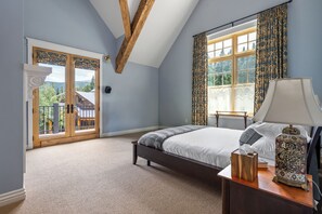 5 bedrooms, desk, iron/ironing board, travel cot