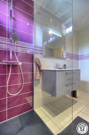 Dusche, Haartrockner, Handtücher