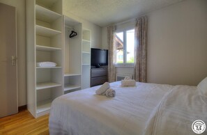 3 bedrooms, iron/ironing board, free WiFi, bed sheets