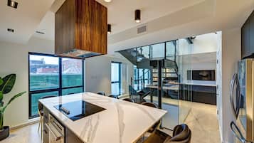 Full-sized fridge, microwave, oven, stovetop