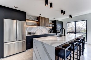 Refrigerador con freezer, microondas, horno, placa de cocina