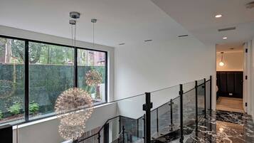 Zimmersafe, laptopgeeigneter Arbeitsplatz, Verdunkelungsvorhänge