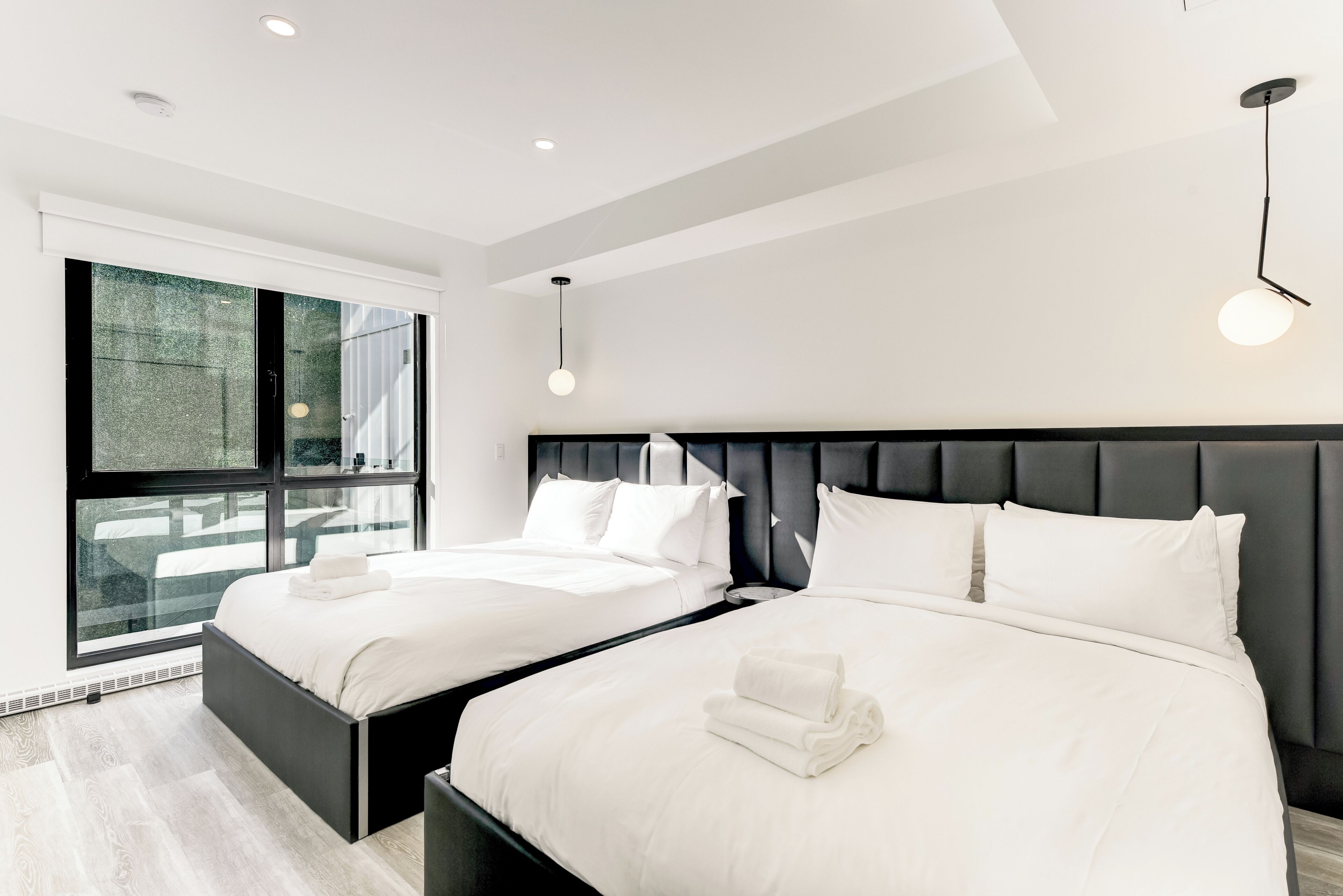 Executive-kattohuoneisto, näköala pihalle | Tallelokero huoneessa, kannettavalle tietokoneelle sopiva työtila