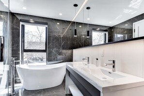 Presidential Penthouse, City View | Bathroom | Hair dryer, towels, soap, shampoo - CLUBHAUS Hotel (Montréal)