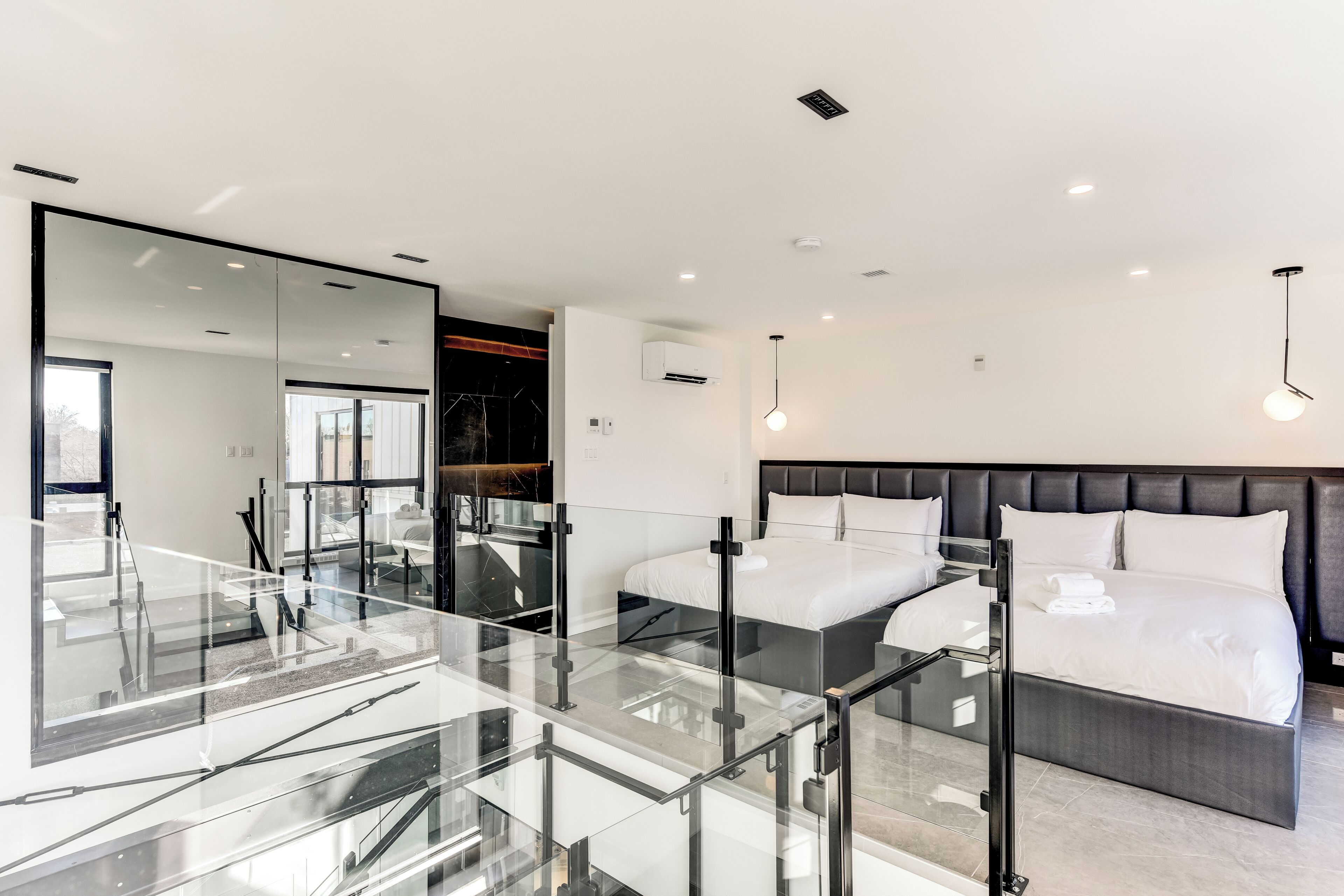 Tallelokero huoneessa, kannettavalle tietokoneelle sopiva työtila