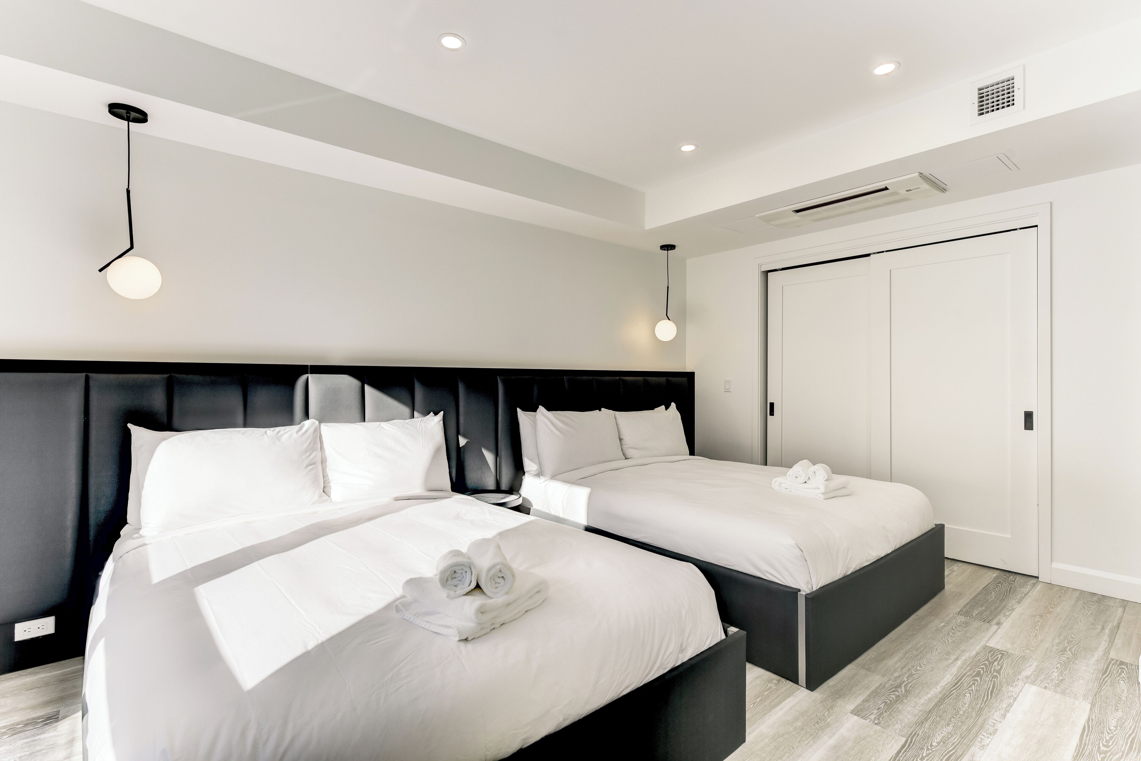 Tallelokero huoneessa, kannettavalle tietokoneelle sopiva työtila