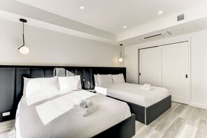In-room safe, laptop workspace, blackout curtains, iron/ironing board - CLUBHAUS Hotel (Montréal)