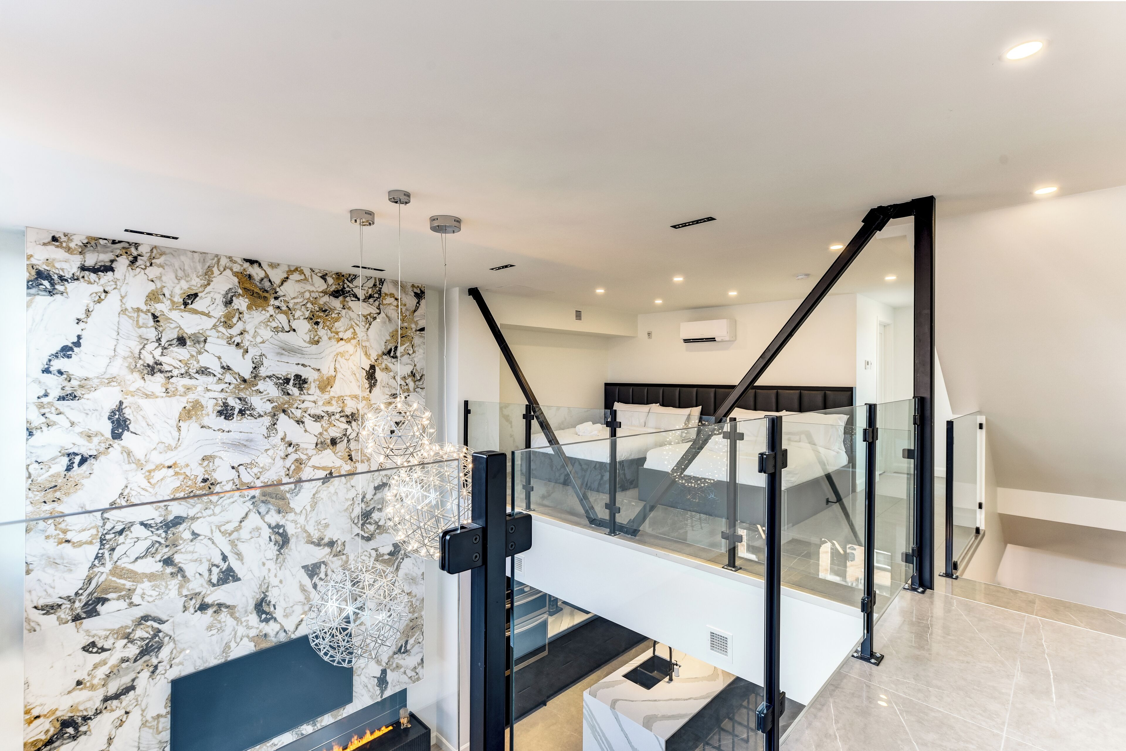 Tallelokero huoneessa, kannettavalle tietokoneelle sopiva työtila