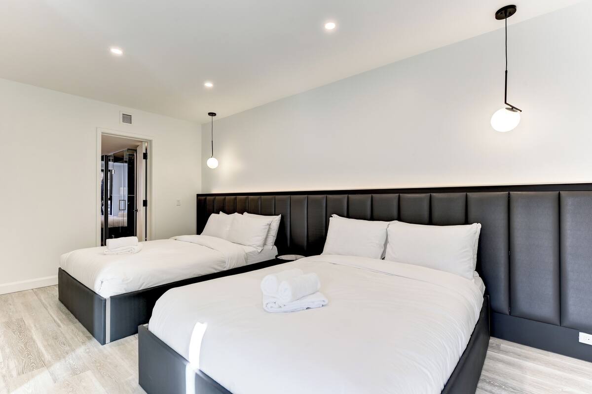 Premier Penthouse, City View | In-room safe, laptop workspace, blackout drapes, iron/ironing board