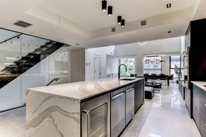 Refrigerador con congelador, microondas, horno y parrilla de estufa 