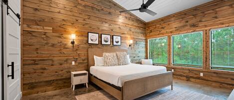 3 室のベッドルーム、デスク、アイロン / アイロン台、旅行用ベビーベッド