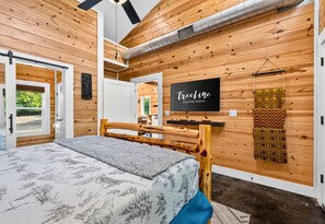 3 bedrooms, iron/ironing board, free WiFi, bed sheets - Creek Bluff Retreat for Large Families and Groups (Broken Bow)