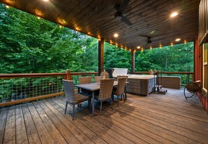 Outdoor dining - Creek Bluff Retreat for Large Families and Groups (Broken Bow)