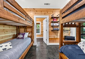 3 bedrooms, iron/ironing board, WiFi (free), bed sheets