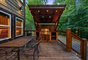 Outdoor dining - Creek Bluff Retreat for Large Families and Groups (Broken Bow)