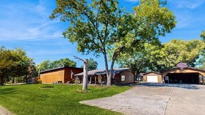 Property grounds - Families, Fishermen & Hunters. Pleasant 3-bedroom house and dock ready for you! (Eufaula)