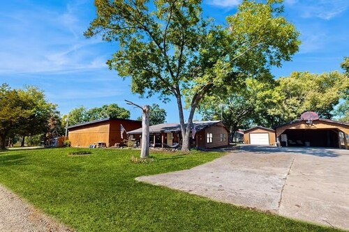 Families, Fishermen & Hunters. Pleasant 3-bedroom house is ready for you!