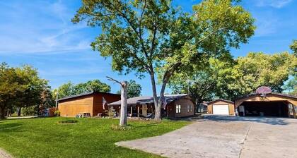 Families, Fishermen & Hunters. Pleasant 3-bedroom house is ready for you!