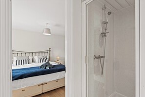 4 bedrooms, desk, iron/ironing board, WiFi