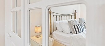 Polmont Haven: Spacious 4- Bedroom Retreat