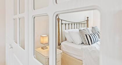 Polmont Haven: Spacious 4- Bedroom Retreat