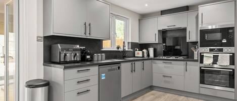 Kjøleskap, mikrobølgeovn, ovn og kokeplater