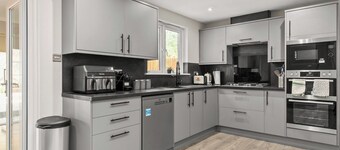 Polmont Haven: Spacious 4- Bedroom Retreat