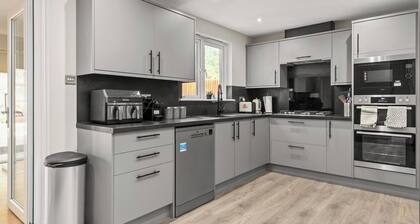 Polmont Haven: Spacious 4- Bedroom Retreat