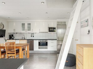 Fridge, microwave, dishwasher, cookware/dishes/utensils