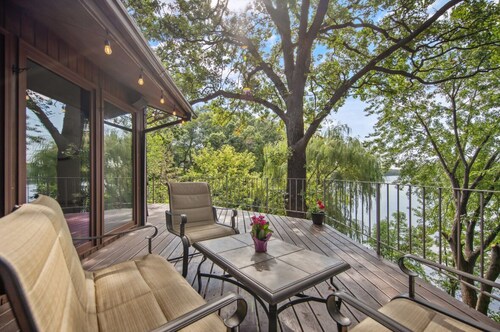 Tranquil property right on the Mississippi River with stunning panoramic views
