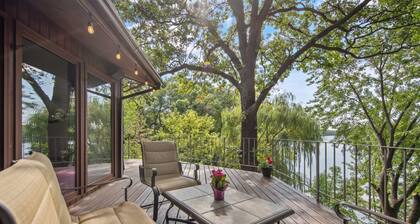 Tranquil property right on the Mississippi River with stunning panoramic views