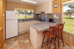 Cabaña clásica, vista al río | Servicio a la habitación