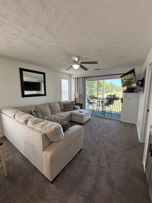 TV - Marvelous 2-bedroom condo in Myrtle Beach. (Myrtle Beach)