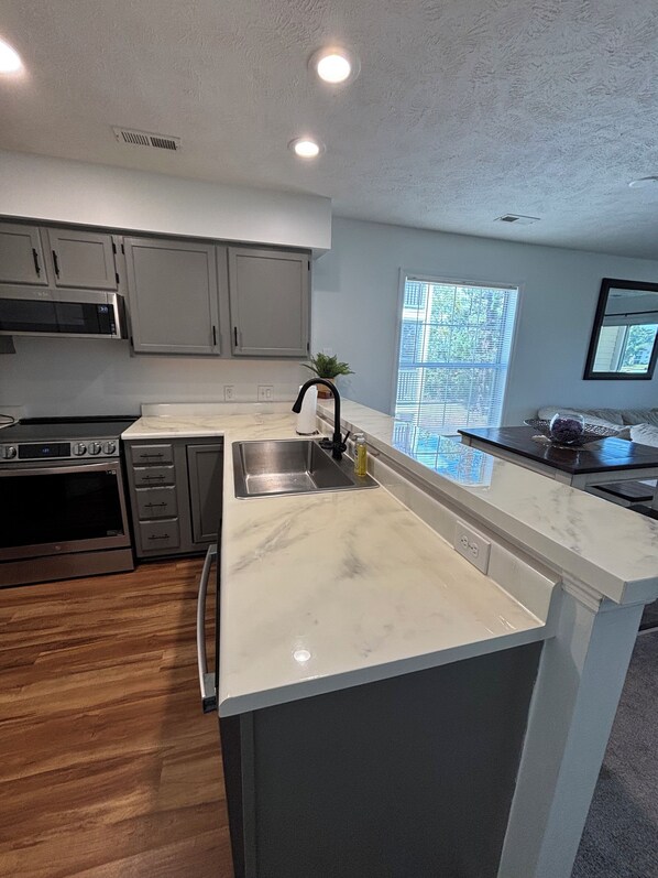 Microwave, oven, stovetop, dishwasher - Marvelous 2-bedroom condo in Myrtle Beach. (Myrtle Beach)