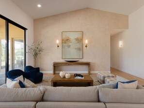 تلفزيون ذكي، مدفأة، كُتُب