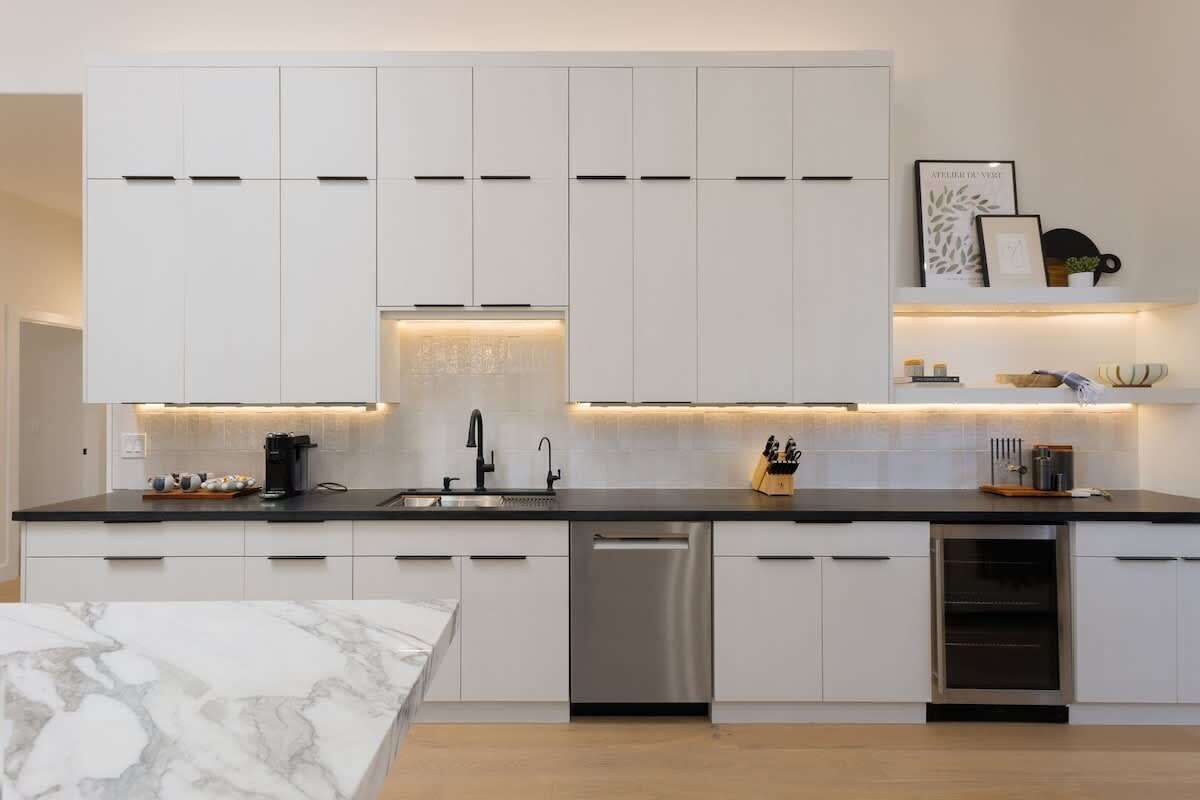 Réfrigérateur, four à micro-ondes, un four, surface de cuisson