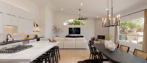 Refrigerador, microondas, horno, placa de cocina