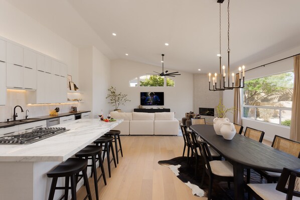 ثلاجة، ميكروويف، فرن، موقد طهي مسطح