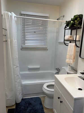 吹风机、毛巾、肥皂、卫生纸