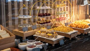 Una vitrina de pastelería con diversos pasteles y postres.
