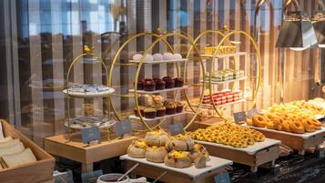 Daily buffet breakfast (CNY 68 per person)