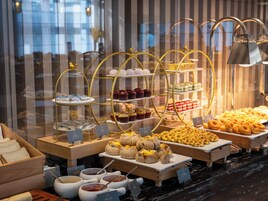 Daily buffet breakfast (CNY 68 per person)