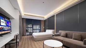 Quarto casal superior, vista para a cidade | Roupas de cama premium, escrivaninha, espaço de trabalho para notebook