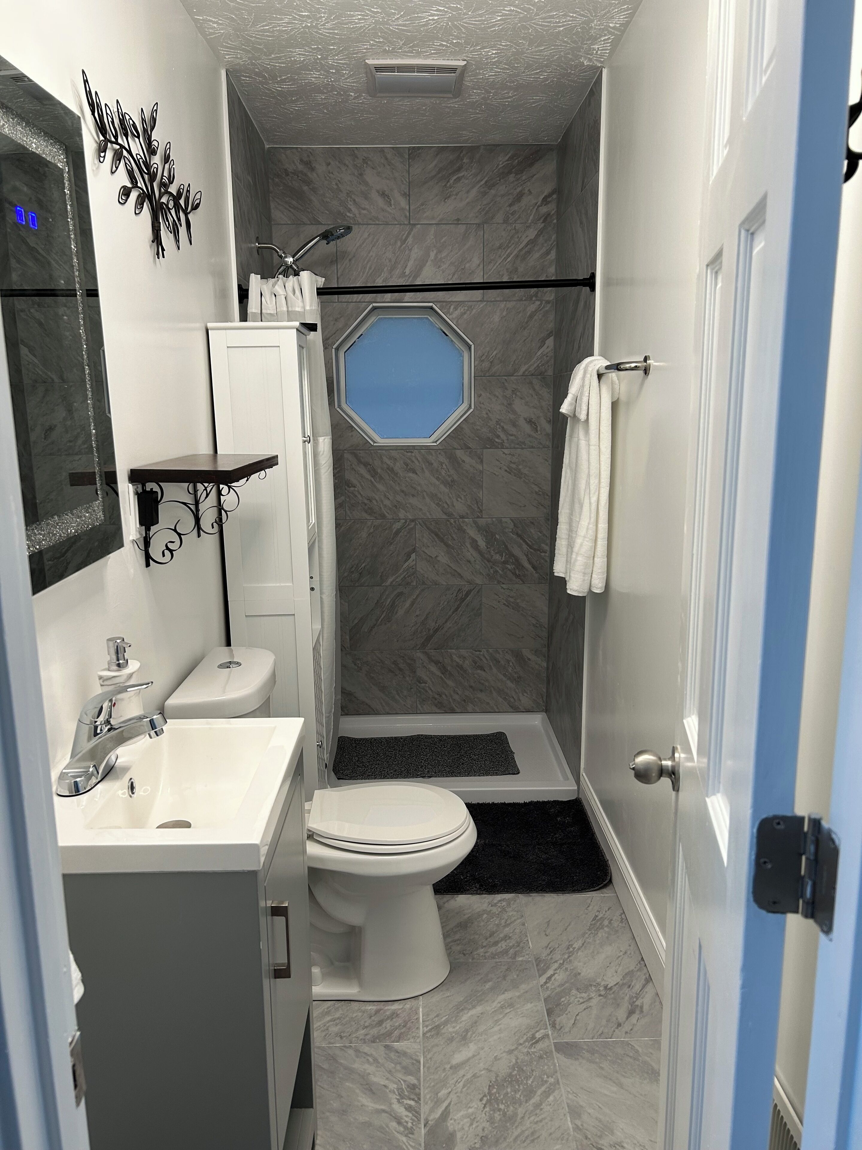 Dusche, Haartrockner, Handtücher, Seife