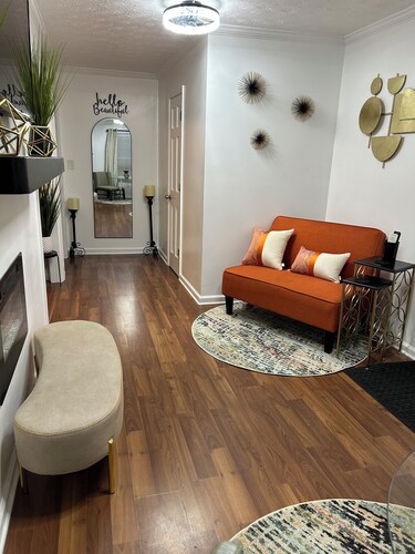 Modern, fully equipped queen bed guest unit. 2 guests max.