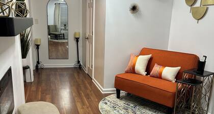 Modern, fully equipped queen bed guest unit. 2 guests max.