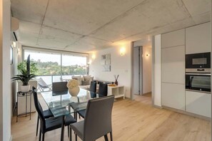 Dining - Lovely Flat w/ Balcony, Pool & Garage by HostWise (Vila Nova de Gaia)